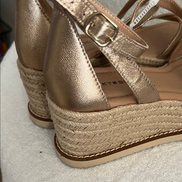 Lucky Brand Women's Rose Gold Sandals - Picture 5 of 11